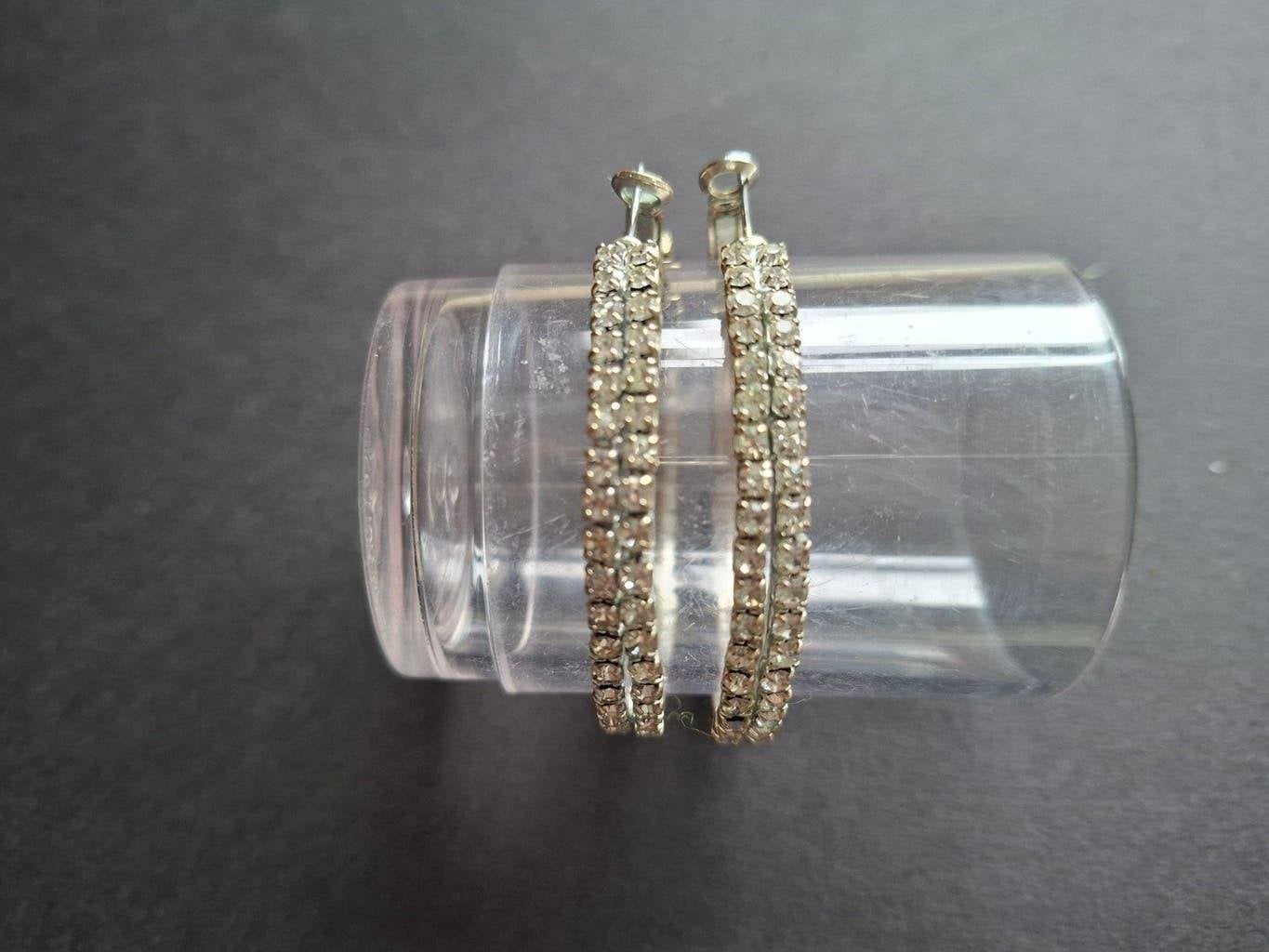 Grote zilverkleurige oorringen met strass steentjes 4.5 cm, Overige materialen, Ophalen of Verzenden, Zilver, Met strass
