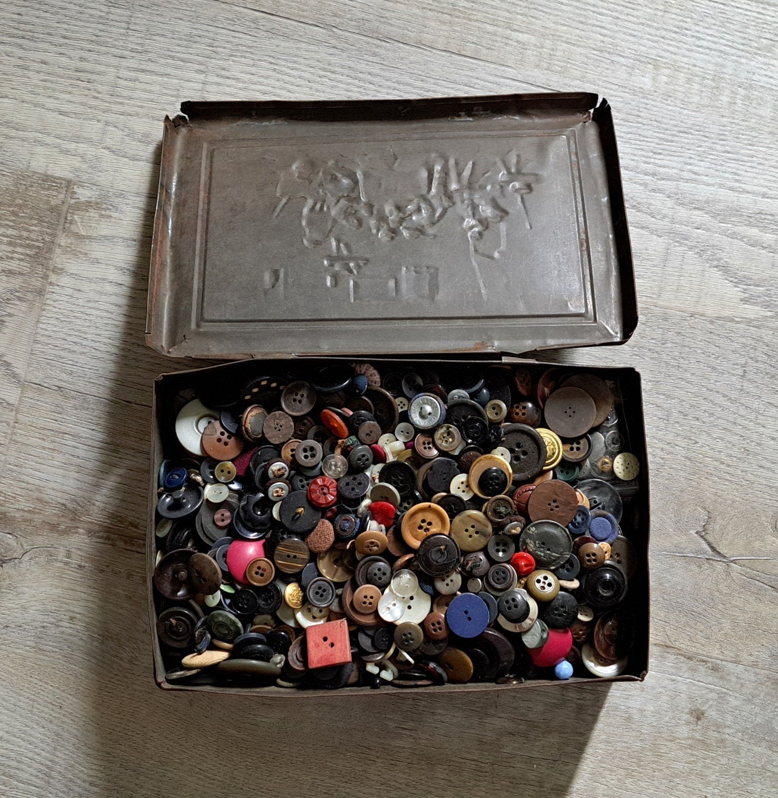 Vintage Van Melle's blik vol met knopen, Ophalen, Gebruikt