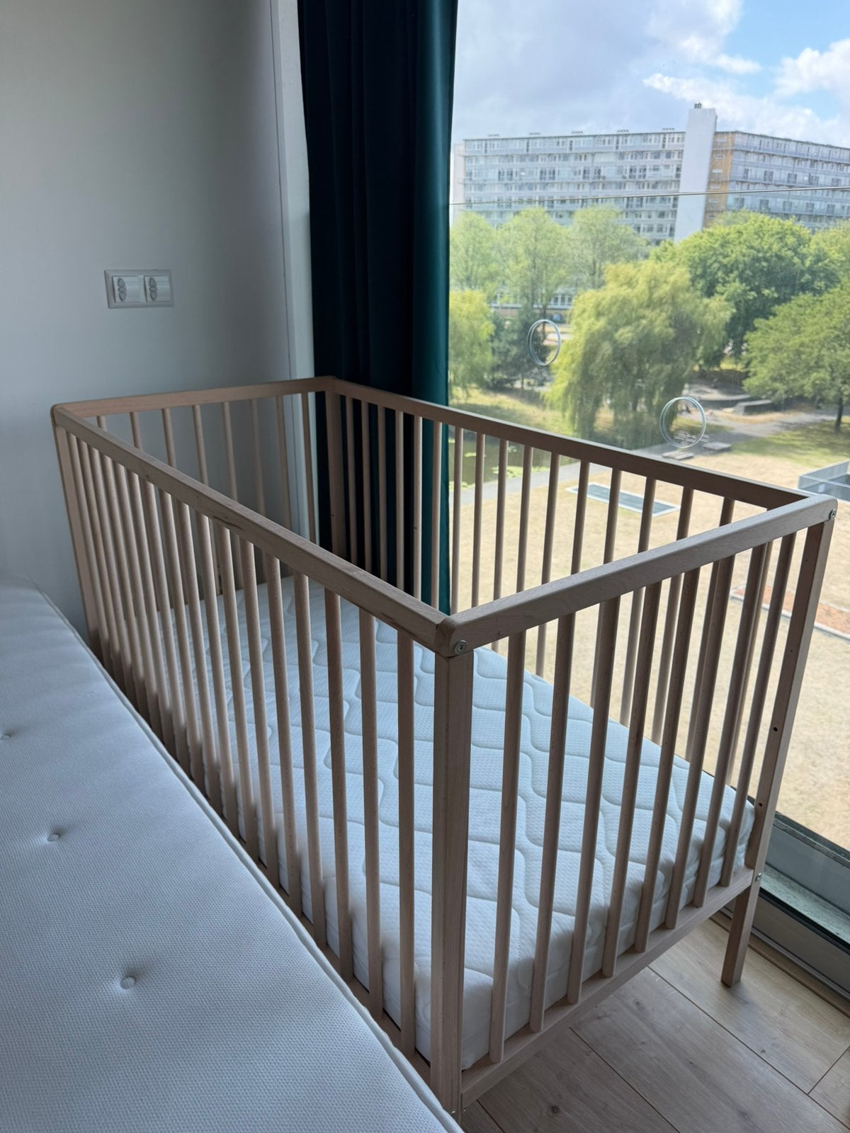 Houten Baby bed met matras, Ophalen, Zo goed als nieuw