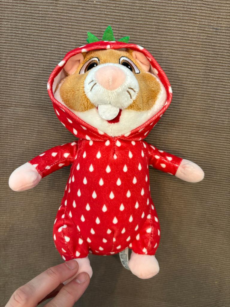 AH Hamster knuffel Albert Heijn in aardbeienpak 21-22 cm!, Albert Heijn, Hamster, Ophalen of Verzenden, Middelgroot (20 tot 80 cm)