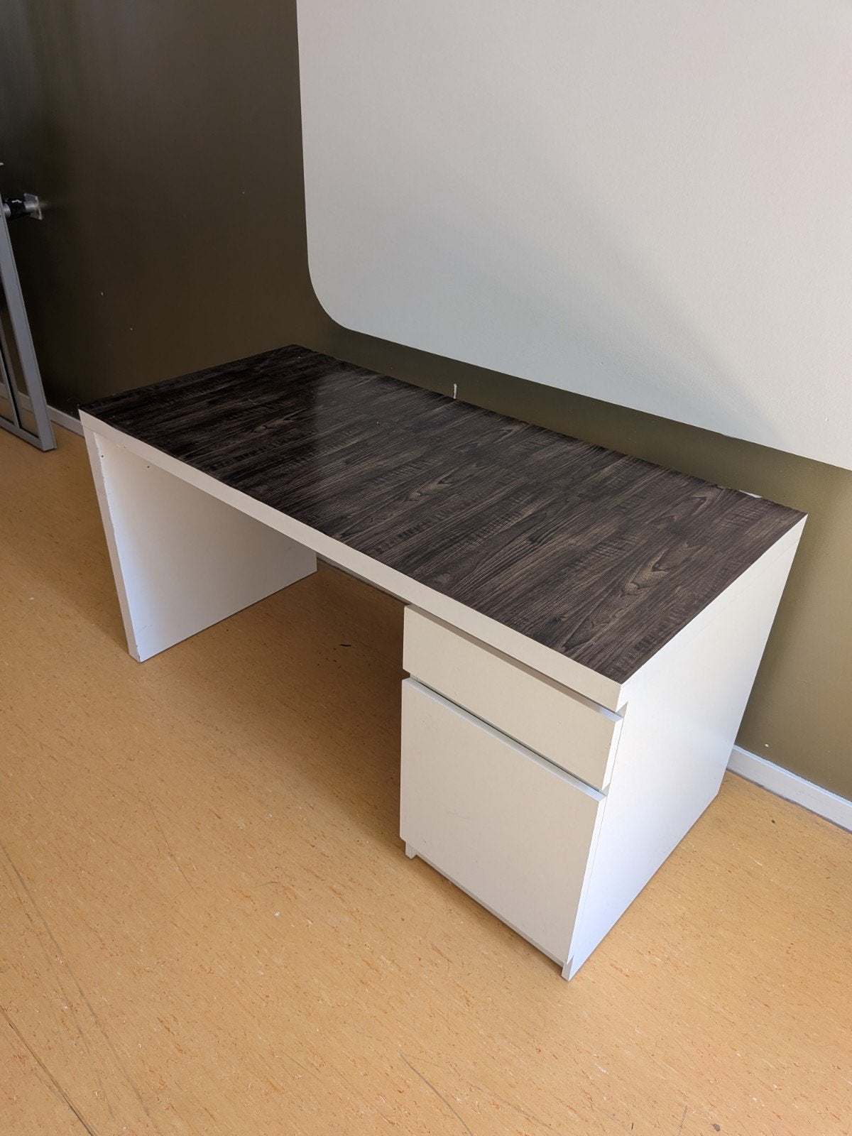 IKEA MALM Bureau 140x65 cm met ladeblok - ophalen in Leiden, Huis en Inrichting, Bureaus, Ophalen, Gebruikt, Spaanplaat of MDF