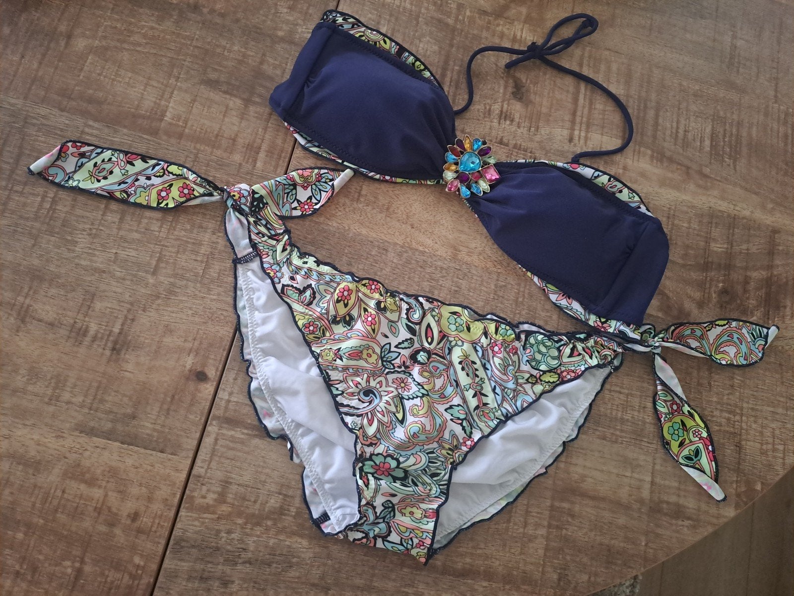 Nieuwe bikini maat M, cup B, met kleurrijke details, Ophalen of Verzenden, Nieuw, Overige kleuren, Bikini