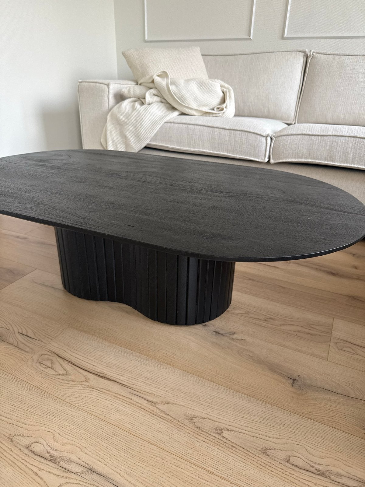 Zwarte ovale salontafel met geribbelde voet, 100 tot 150 cm, Zo goed als nieuw, Minder dan 50 cm, Ovaal