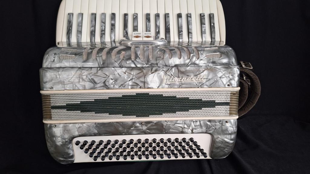 Mirandelli 80 bas, 2-korig (musette), Muziek en Instrumenten, Accordeons, Ophalen of Verzenden, Gebruikt, 80-bas, Overige merken