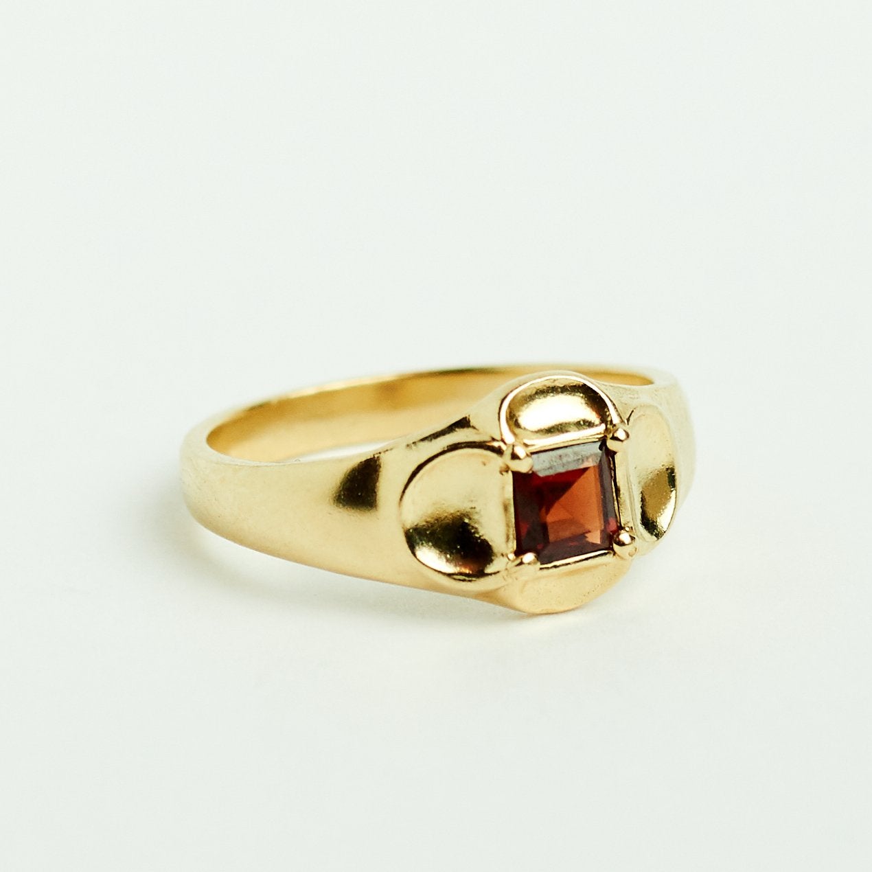 Vintage gouden ring met granaat goud 9 karaat engeland stoer, Ophalen of Verzenden, Met edelsteen, Dame, Goud