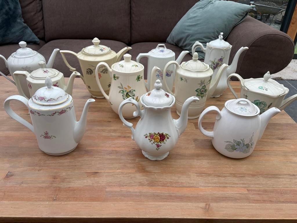 Verzameling van 11 diverse koffie/theepotten, Ophalen
