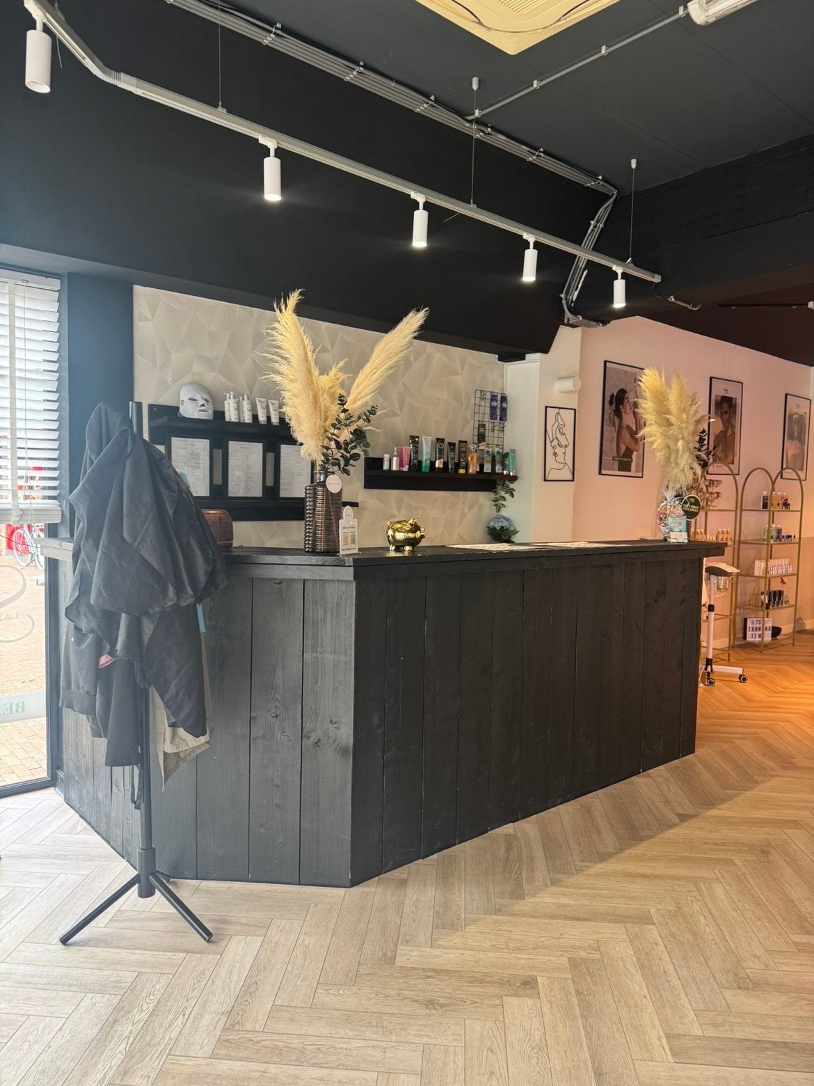 INSTAPKLARE BEAUTY SALON IN HET CENTRUM VAN ROZENBURG (ZH), Zakelijke goederen, Exploitaties en Overnames