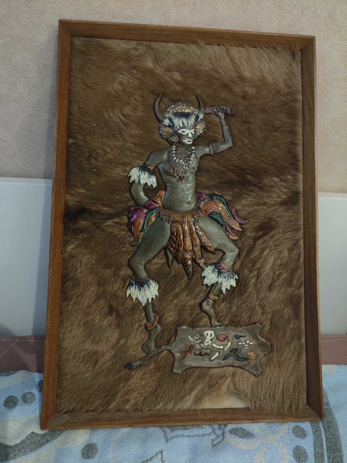 Afrikaanse wanddecoratie met figuur op dierenhuid, Wanddecoratie, Natuurlijk materiaal, Afrika, Handgemaakt