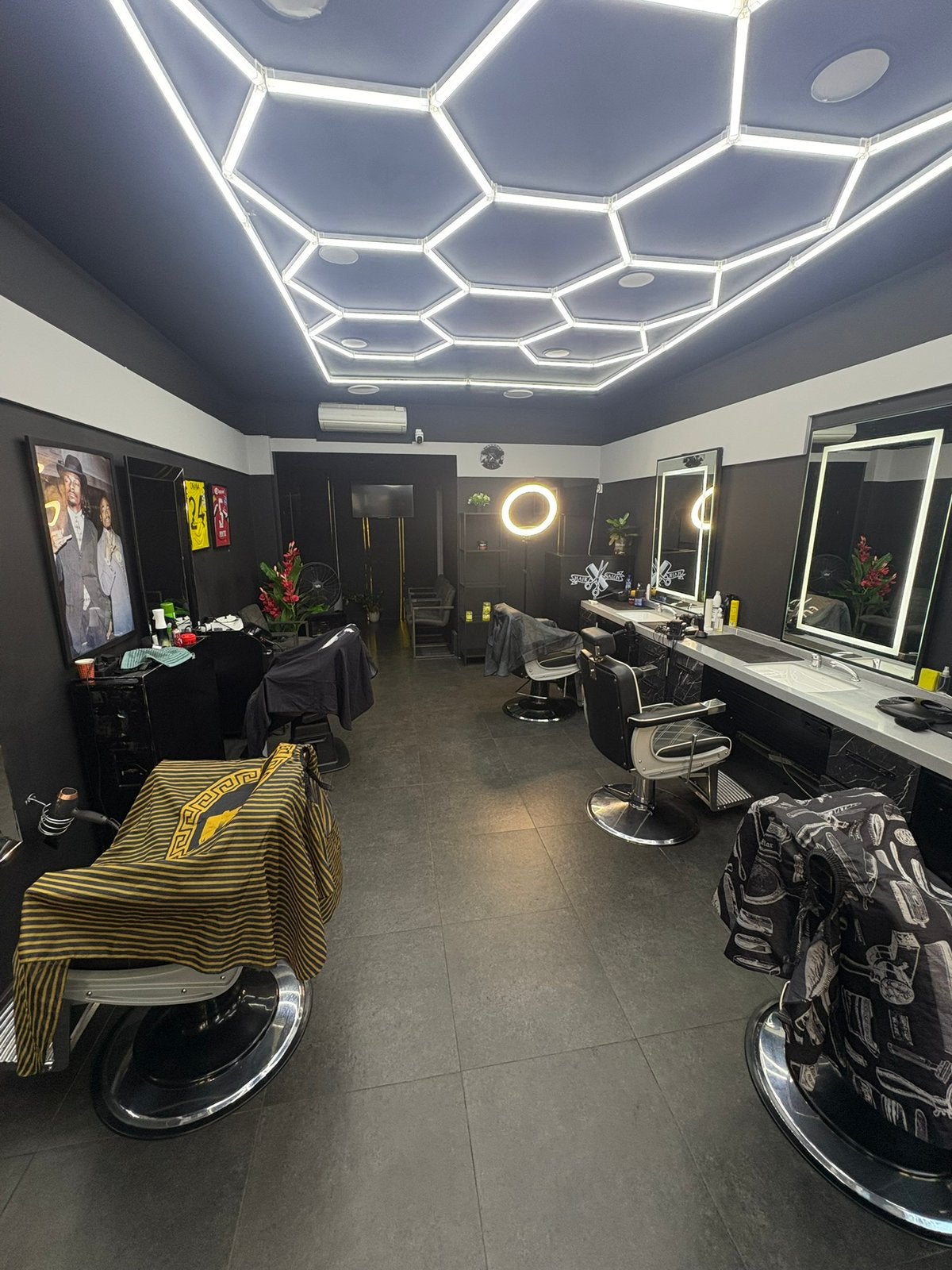 Kapsalon stoel te huur amsterdam, Ophalen, Hout, Wandkapstok, Minder dan 100 cm
