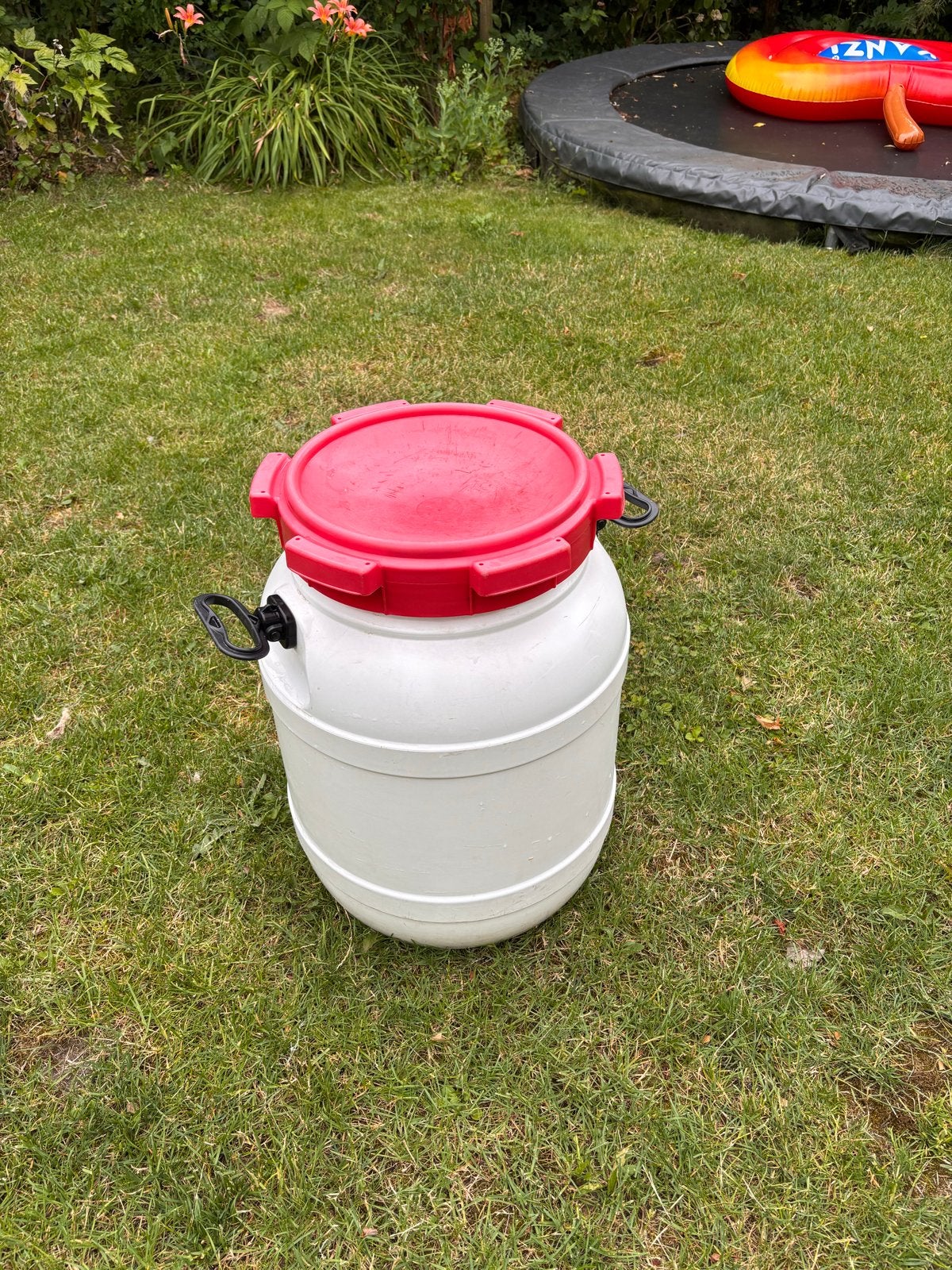 55 liter Witte kunststof ton met rood deksel en handvatten, Dieren en Toebehoren, Dierenvoeding, Ophalen, Vee