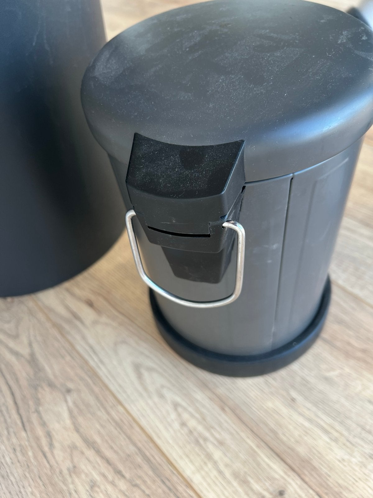 Kleine grijze pedaalemmer - Handig voor badkamer/toilet, Kunststof, Gebruikt, Met pedaal, Ophalen of Verzenden