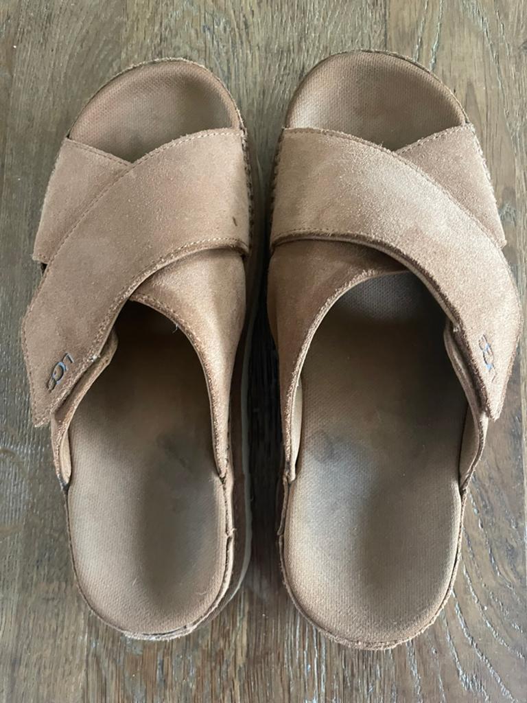 Ugg suede slippers maat 40, Kleding | Dames, Schoenen, Slippers, Verzenden, Beige, Zo goed als nieuw