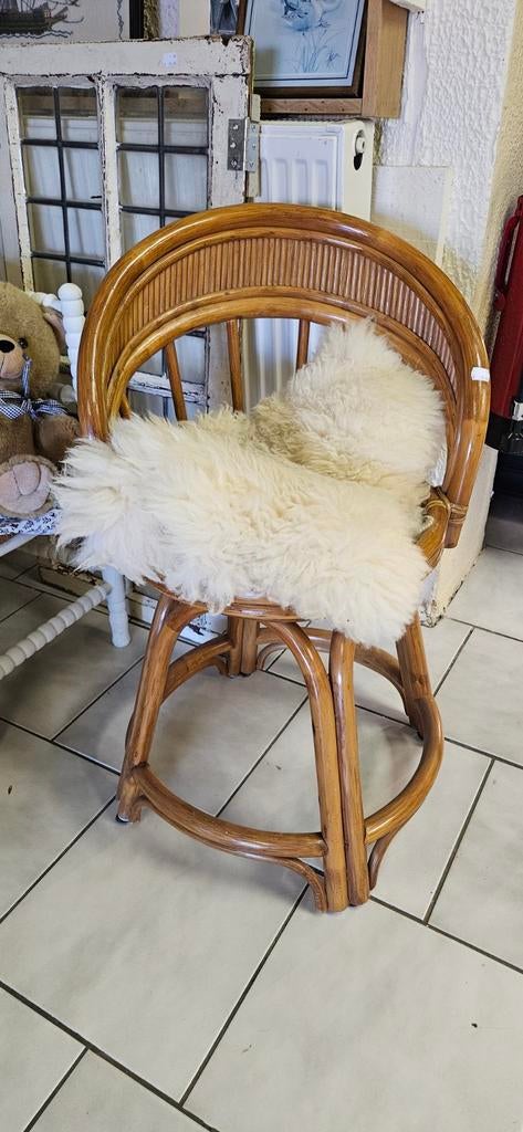 Rotan draaistoel met schapenvacht, Antiek en Kunst, Ophalen