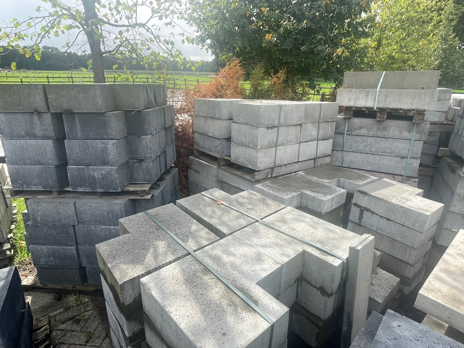 Oud Hollandse traptrede Hoekstukken RESTPARTIJ, Ophalen, Nieuw, Beton, Terrastegels