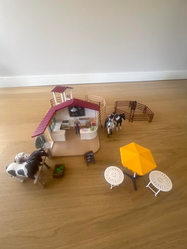 Schleich Paardenmanege met Café en Accessoires, Ophalen of Verzenden, Zo goed als nieuw, Jongen of Meisje