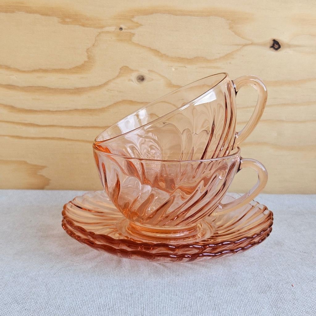 Arcoroc Rosaline swirl set van 2 kop en schotels, Ophalen of Verzenden, Nvt, Overige stijlen, Kop(pen) en/of Schotel(s)