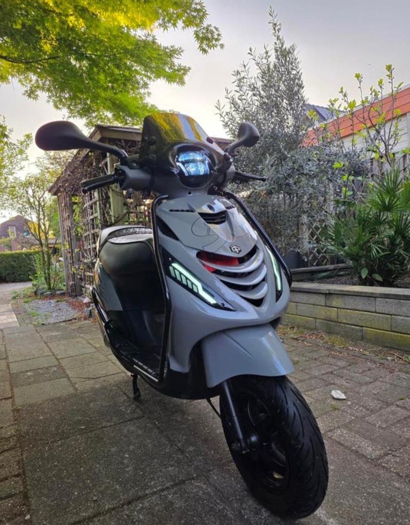 Snelle Piaggio Zip 2021 BROM Turbokit/Malossi! (Scooter), Ophalen, Zo goed als nieuw, Benzine, Zip