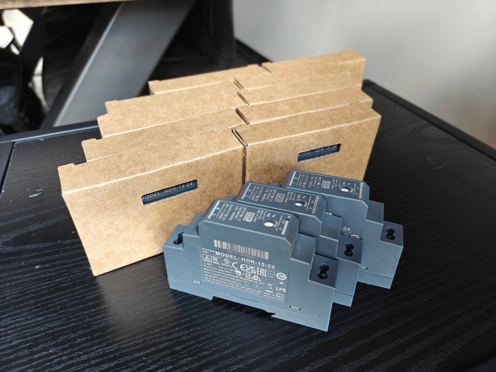 13x MEAN WELL HDR-15-24 DIN-rail voeding 230V naar 24V DC, Hobby en Vrije tijd, Ophalen of Verzenden