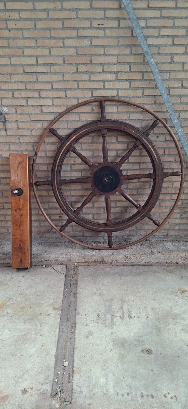 Antiek scheepsroer met standaard, Ophalen