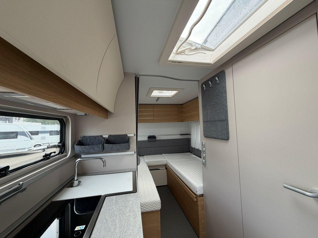 Adria Adora 542 UL, Schokbreker, Rondzit, Bedrijf, Adria