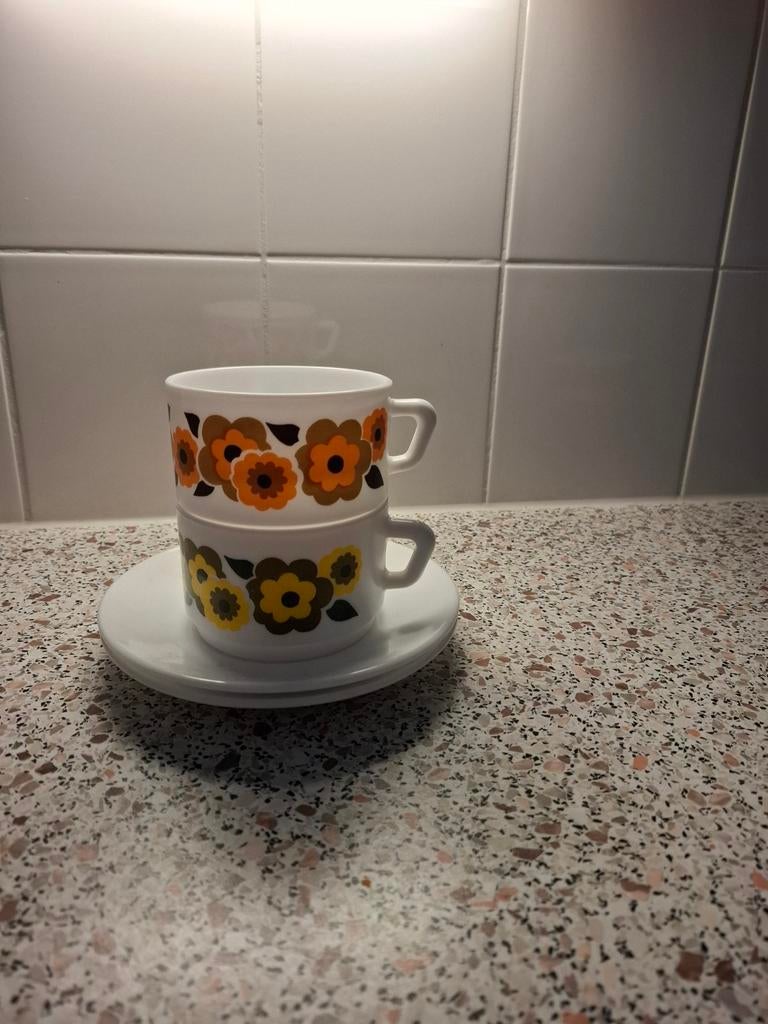 Set van 4 seventies kop en schotels met bloemmotief, Huis en Inrichting, Keuken | Servies, Ophalen, Overige stijlen, Kop(pen) en/of Schotel(s)