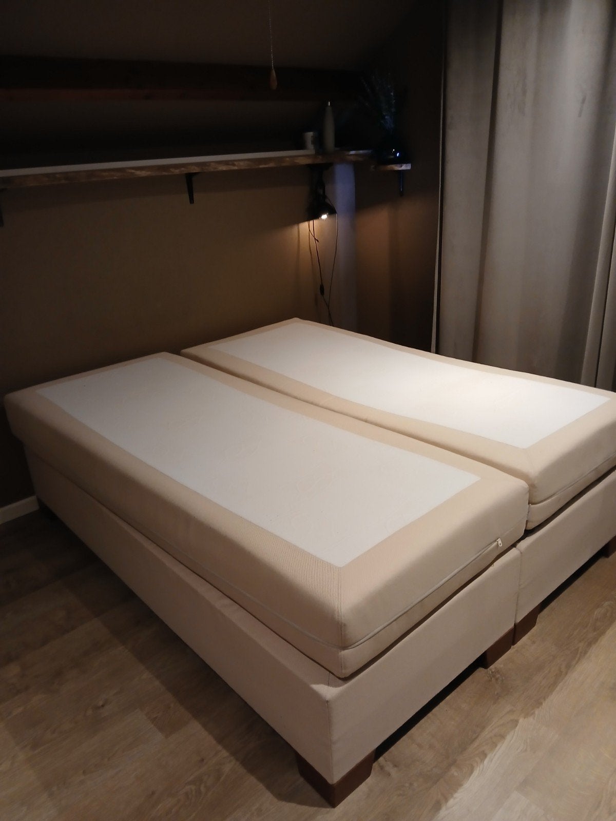 Swiss sense boxspring, Huis en Inrichting, Ophalen, Wit, Tweepersoons, Zo goed als nieuw