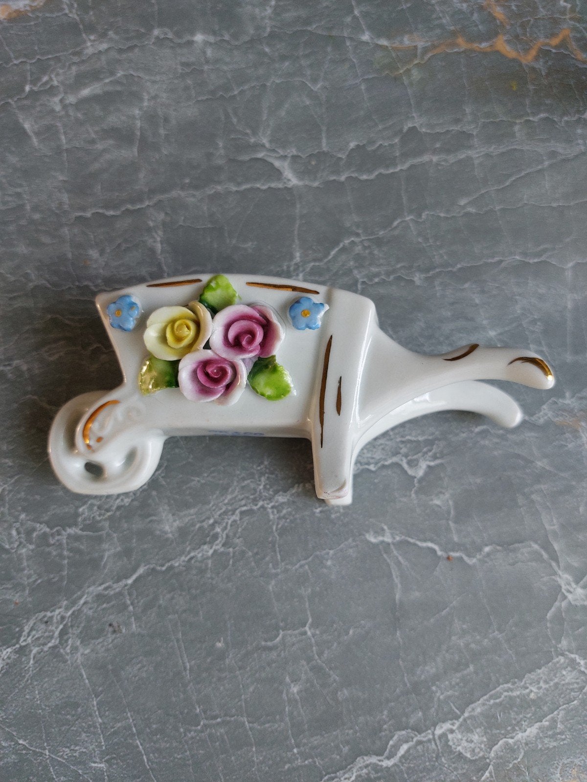 Decoratieve porseleinen kruiwagen met bloemen, Ophalen of Verzenden