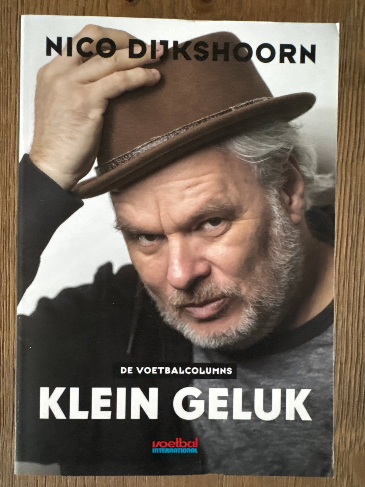 Nico Dijkshoorn - Klein geluk: De voetbalcolumns, Boeken, Ophalen of Verzenden, Gelezen, Nederland