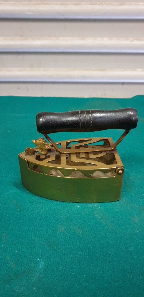 Strijkijzer van messing, vintage, met houten handvat en slui, Ophalen of Verzenden, 'T Olde Gre-j, Info@toldegrej.nl, Endepoelstraat 20f Didam