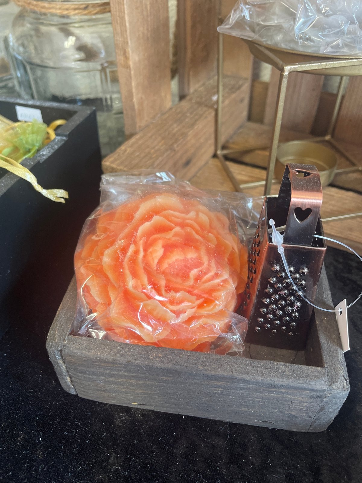 Decoratieve roos zeep met rasp in houten bakje, Hout, Nieuw, Ophalen of Verzenden, Landelijk