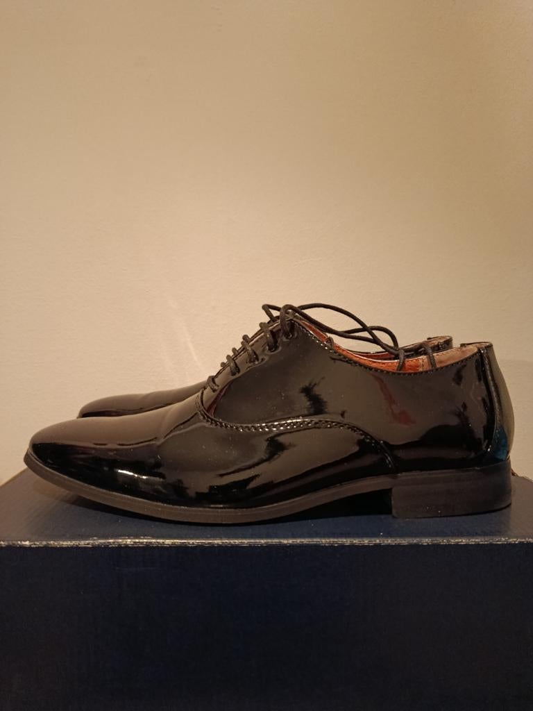 Shiny shoes for you graduation ceremony, Zwart, Ophalen of Verzenden, Zo goed als nieuw, Veterschoenen