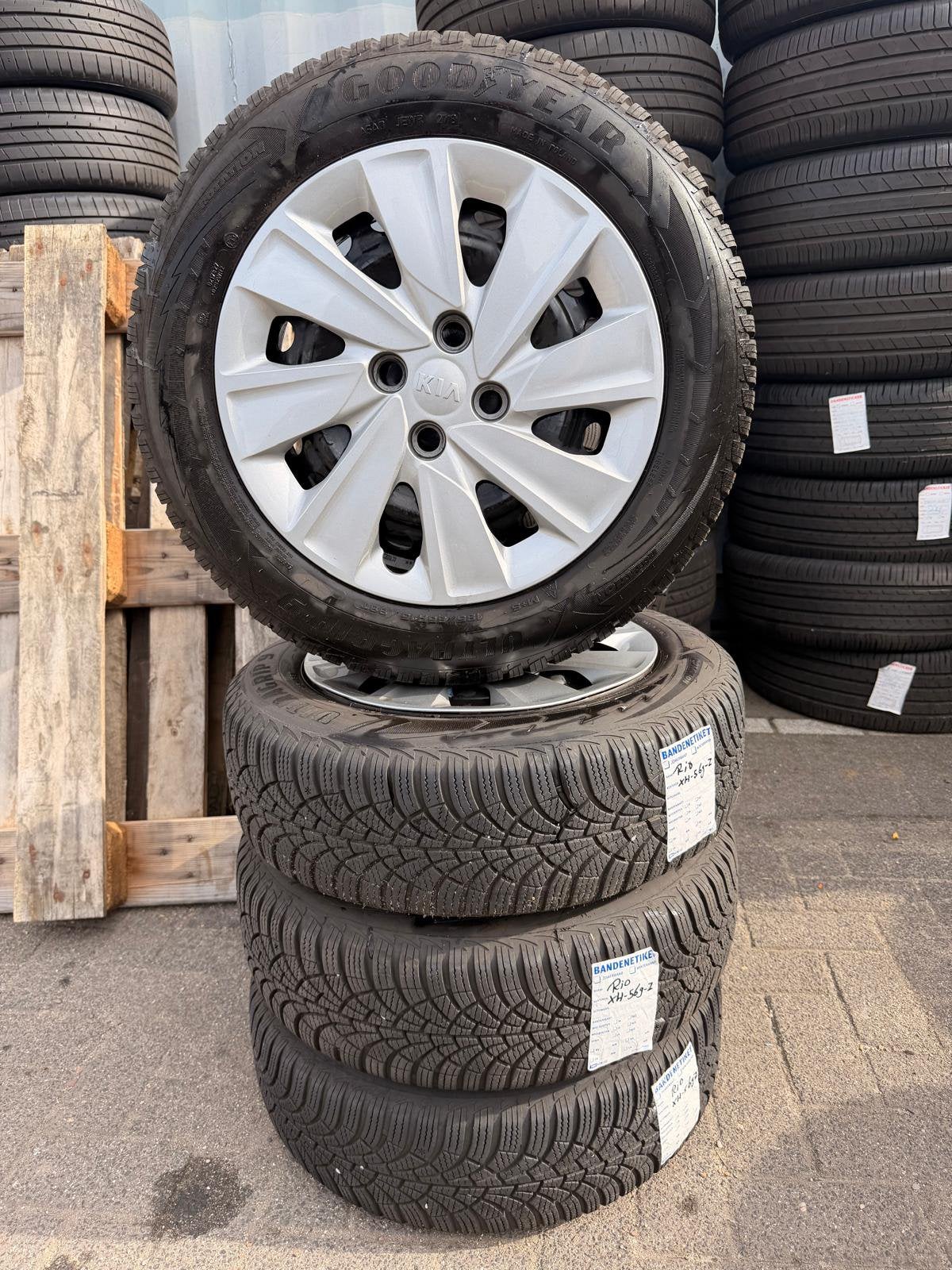 Winterbanden winterset Kia Rio Stonic Goodyear Ultragrip 7mm, Auto-onderdelen, Gebruikt, 15 inch, Banden en Velgen, Personenwagen