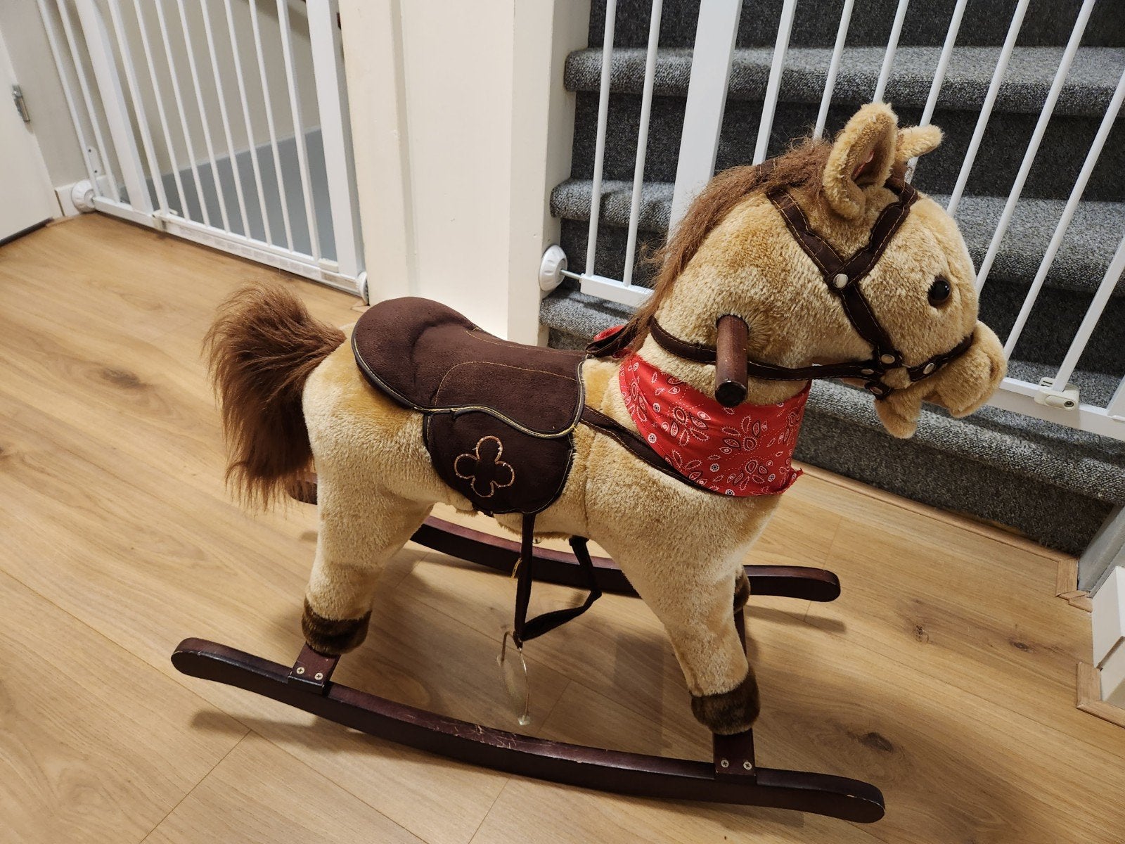 Schattig hobbelpaard met geluid en bandana, Ophalen, Gebruikt, Jongen of Meisje