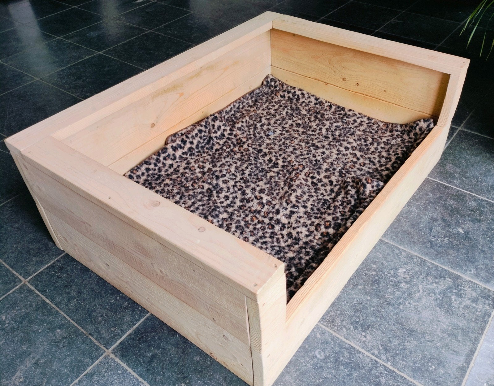 Grote houten hondenmand – stevig en ruim, Dieren en Toebehoren, Ophalen, Zo goed als nieuw