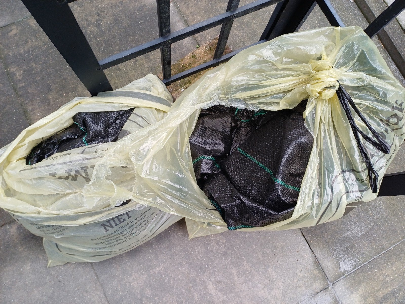 2 zakken worteldoek 2 x 3 mtr. nog goed voor 2e ronde GRATIS, Tuin en Terras, Ophalen, Gebruikt