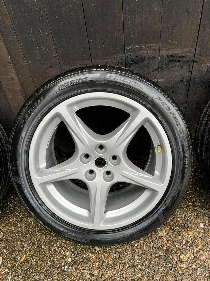 Ferrari 612 scaglietti velgen 18? 19? 5x114,3 pirelli tpms, Auto-onderdelen, Banden en Velgen, Gebruikt, Banden en Velgen, Niet ingevuld