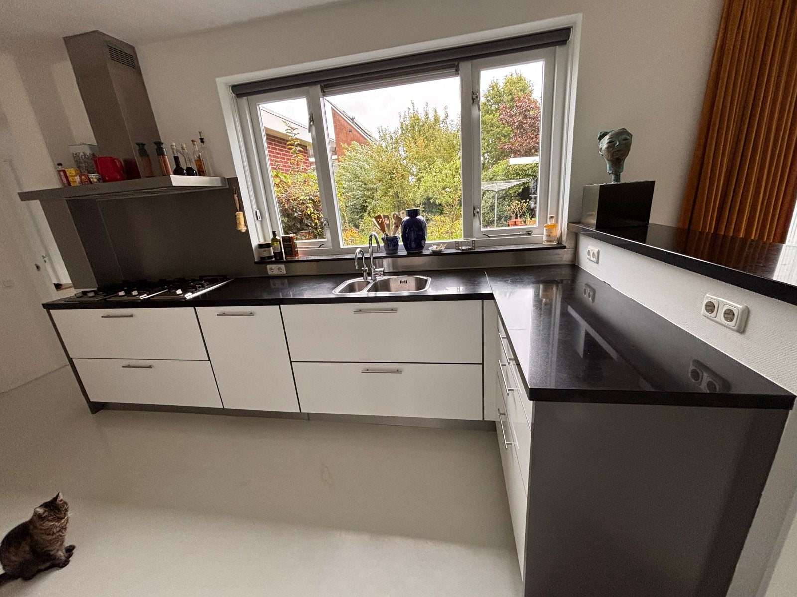 Gebruikte Tulp hoekkeuken met composiet blad en Quooker, Huis en Inrichting, Ophalen, Gebruikt, Wit, Hoekkeuken