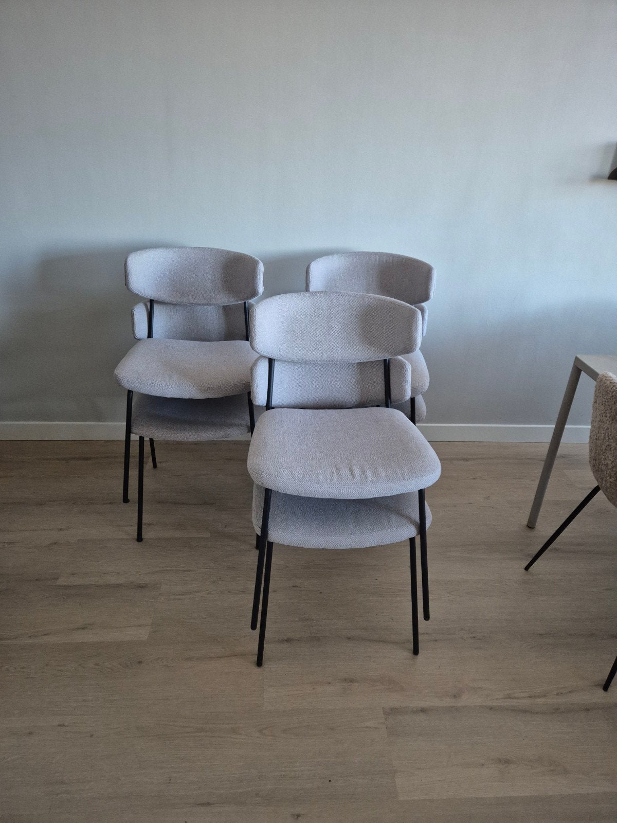 Set van 6 moderne eetkamerstoelen, lichtgrijs, loods 5, Huis en Inrichting, Stoelen, Ophalen, Zo goed als nieuw, Stof, Vier