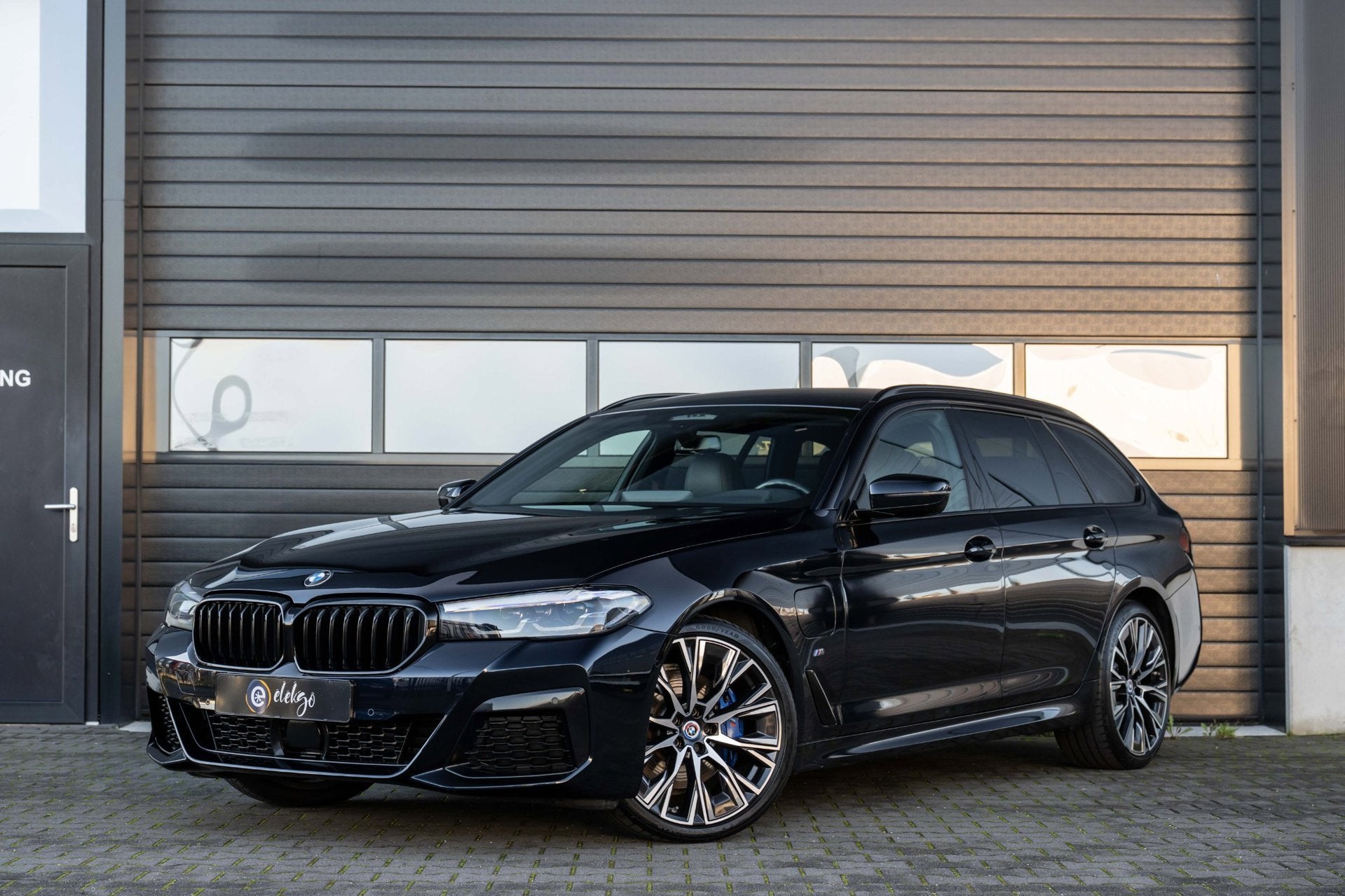 BMW 5-serie Touring 530e High Executive M-sport Individual20, Auto's, Automaat, Zwart, 4 cilinders, 135 min