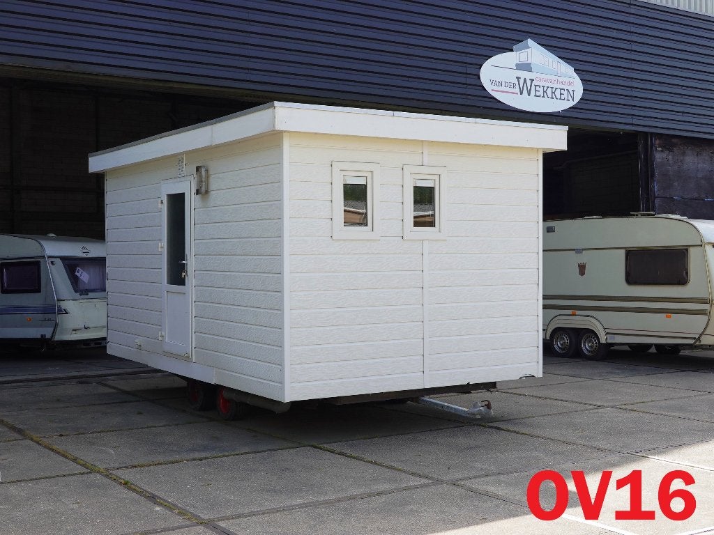 Sanitairunit met 2 douches, 2 toiletten en 2 wastafels