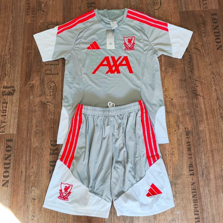 Liverpool 26 27 trainingstenue trainingspak korte broek S, Sport en Fitness, Maat S, Verzenden, Nieuw, Set