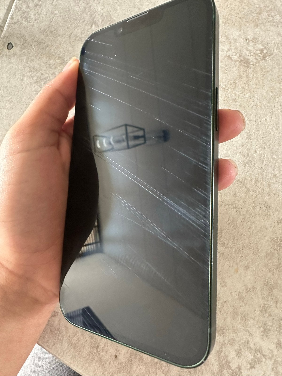 Foto 2 van iPhone 13 - Goede staat, lichte krasjes op scherm