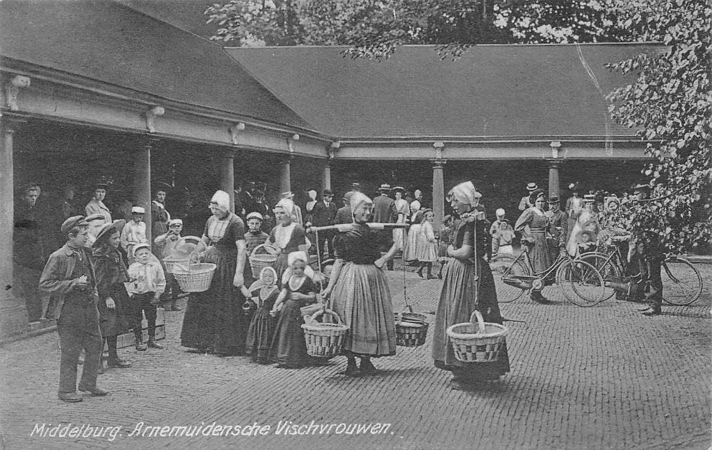 568 Middelburg - Arnemuidsche Vischvrouwen 1927, Ophalen of Verzenden, 1920 tot 1940, Gelopen, Zeeland