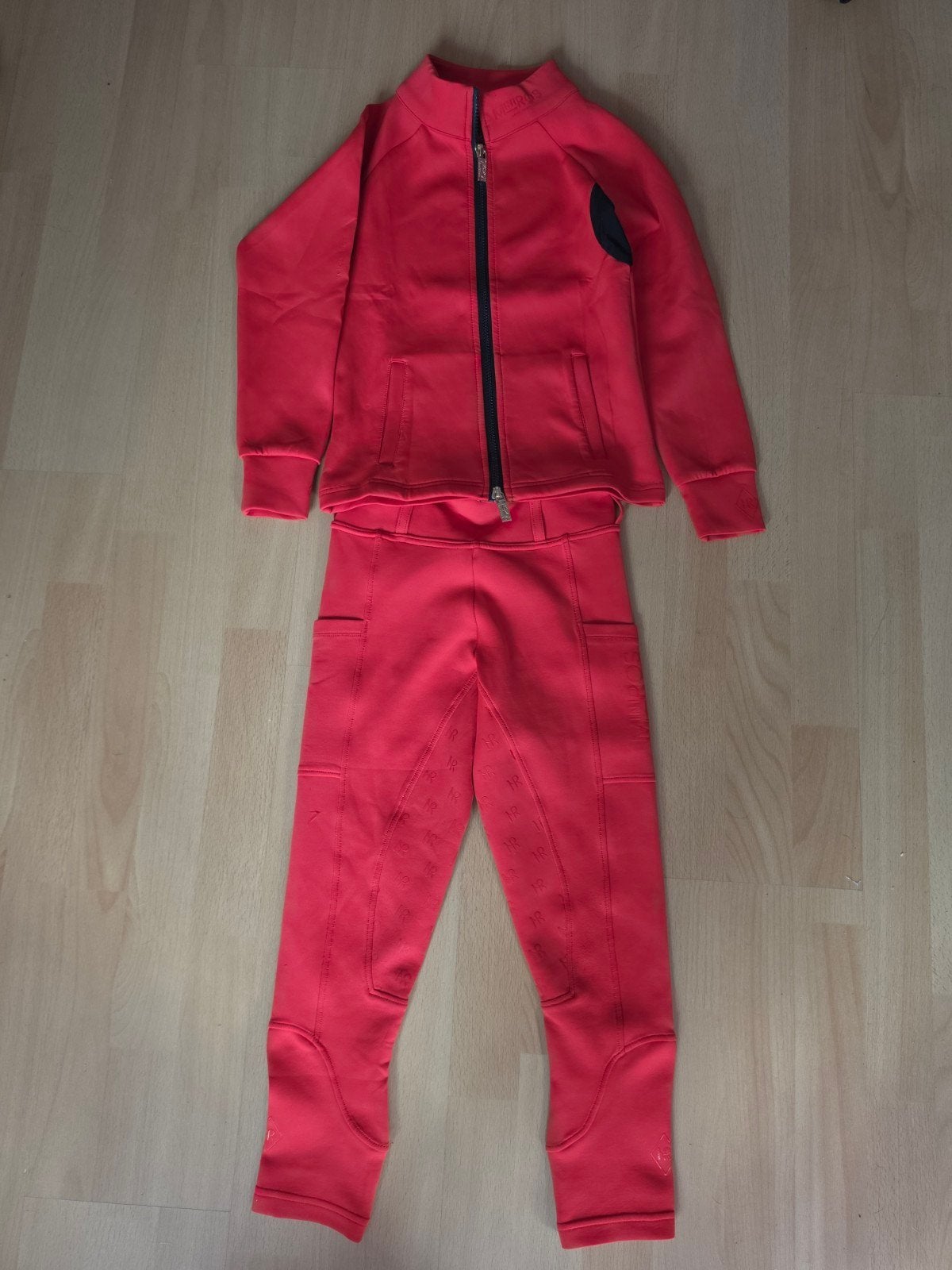 kinder paardrijsetje rood mrs Ross, Dieren en Toebehoren, Ophalen of Verzenden, Zo goed als nieuw, Bovenkleding