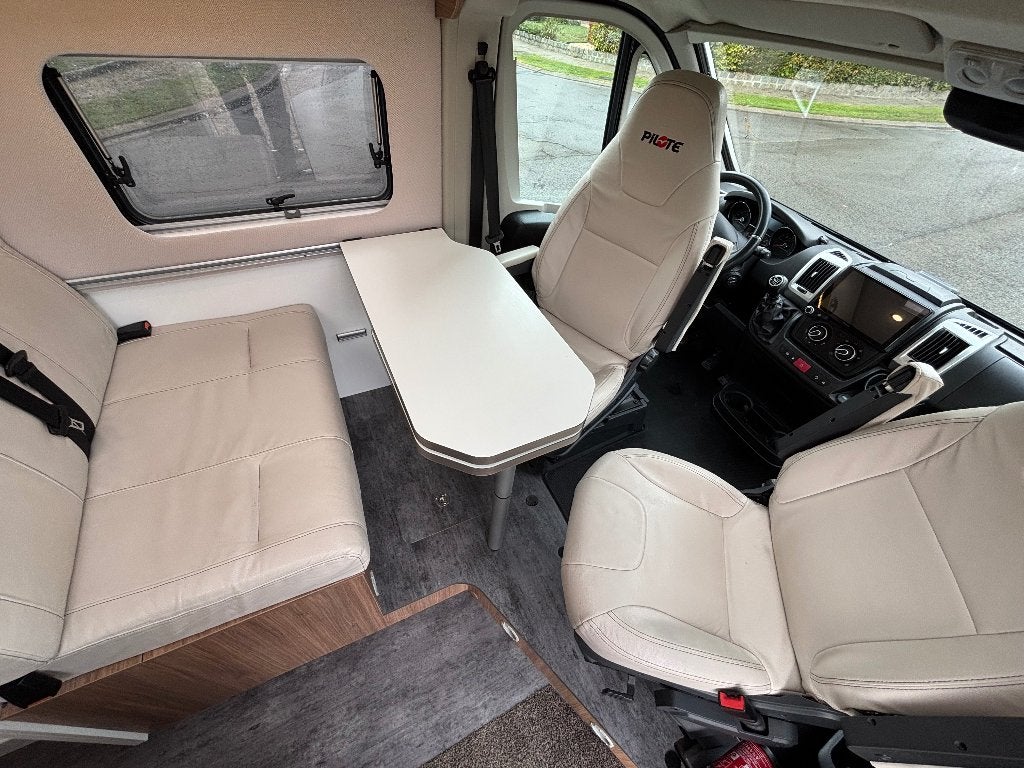 Foto 22 van Zeer nette Pilote V600G buscamper met 3 slaapplaatsen
