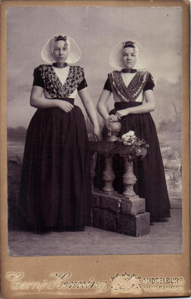 Kabinet foto - 2 Zeeuwse schonen - C. Henning - Middelburg, Foto, Klederdracht, Ophalen of Verzenden, Zo goed als nieuw
