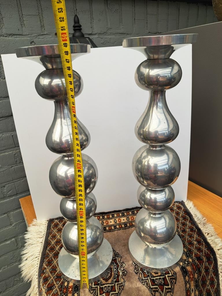 Set van 2 moderne aluminium kandelaars, 50 cm hoog, Ophalen of Verzenden, Zo goed als nieuw, Grijs, Kandelaar