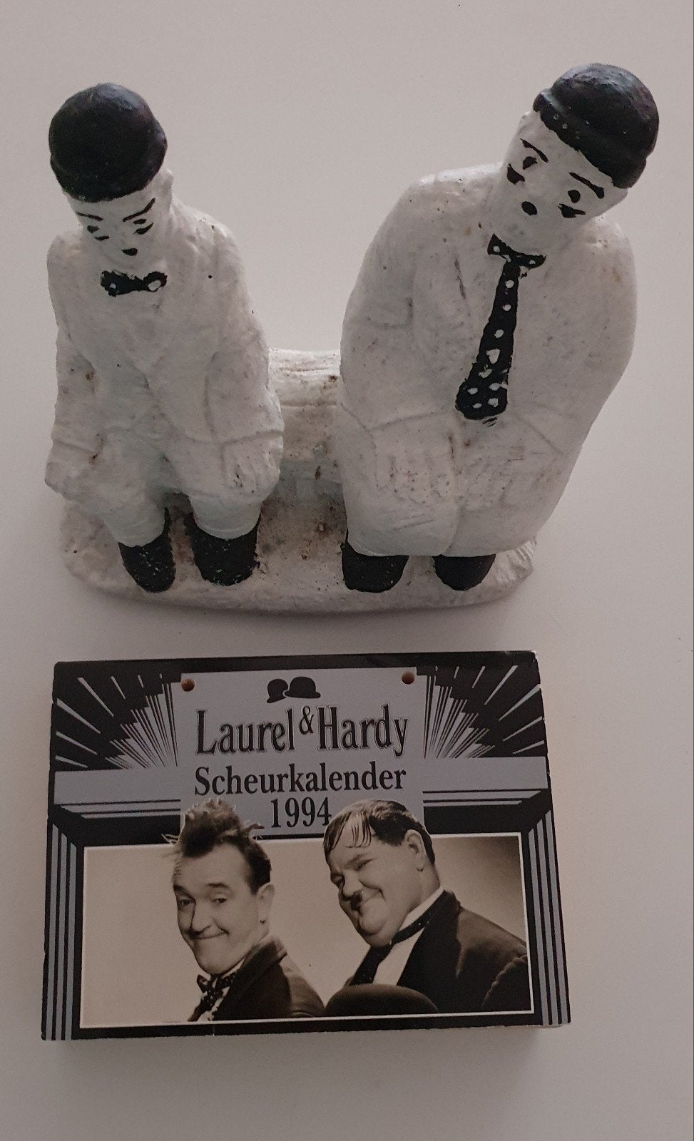 Laurel & Hardy Scheurkalender 1994 + beeldje Laurel & Hardy, Ophalen of Verzenden, Zo goed als nieuw, Mens