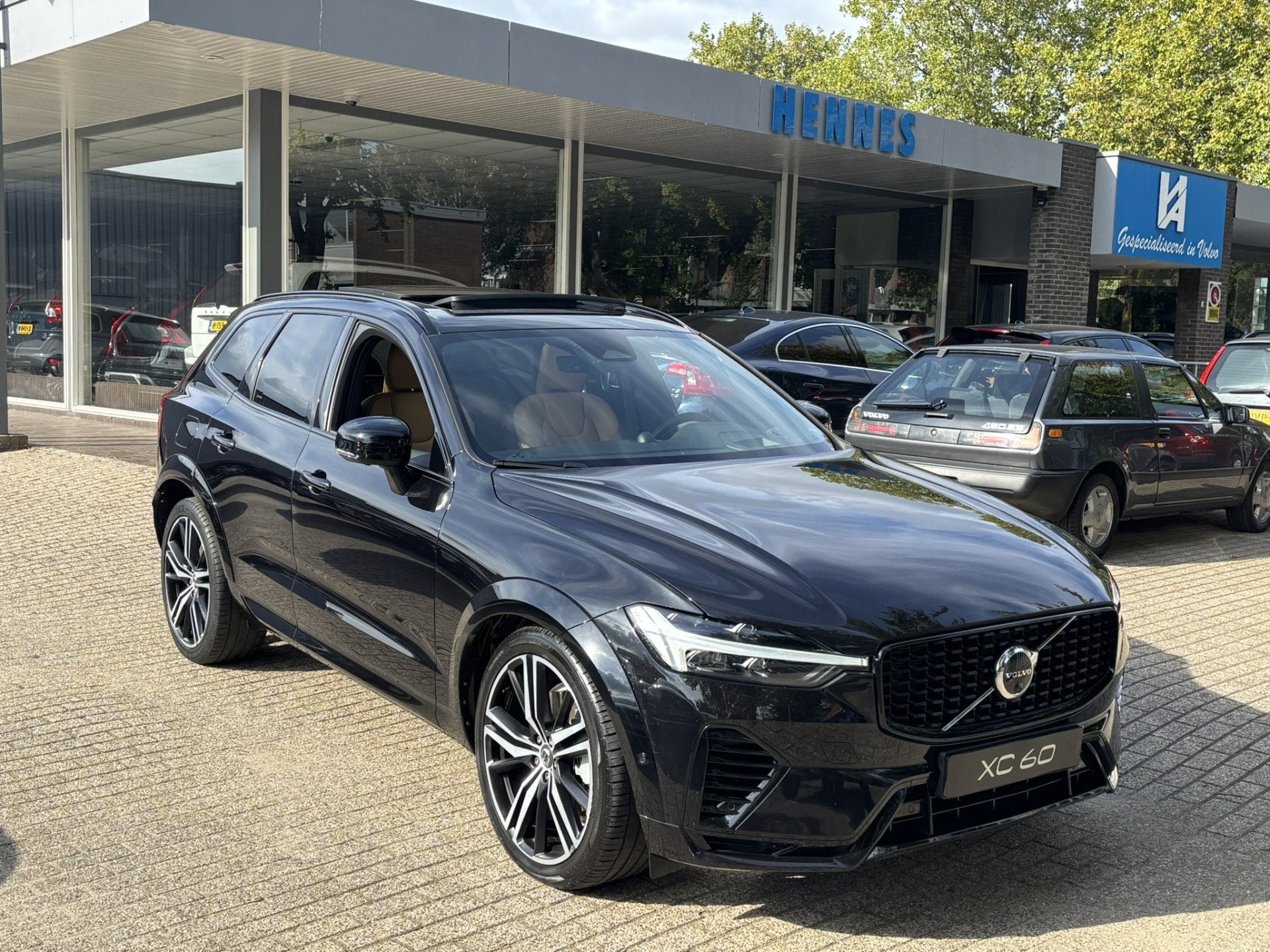 Volvo XC60 T8 455pk AWD Ultimate Dark B&W Luchtvering 360 MA, Auto's, Automaat, Dealer onderhouden, Gebruikt, 4 cilinders
