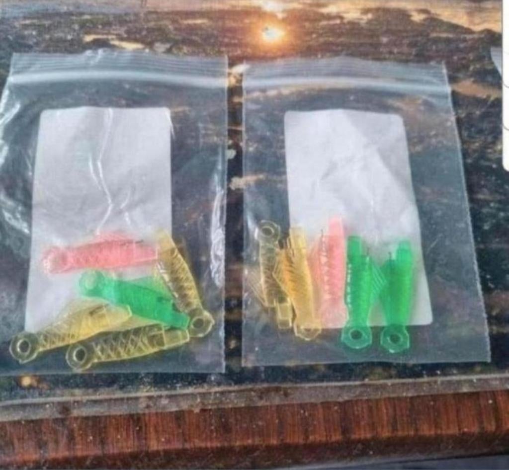 naaldinrijger voor naaimachine, per stuk €1,00

Heb er nog 2, Hobby en Vrije tijd, Naaimachines en Toebehoren, Ophalen of Verzenden